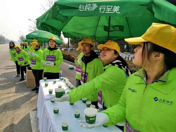 財專18-1周勇康：徐馬志愿服務(wù)增強(qiáng)了我們的社會責(zé)任感，使我更加深刻的領(lǐng)悟了奉獻(xiàn)、友愛、互助、進(jìn)步的志愿者精神。