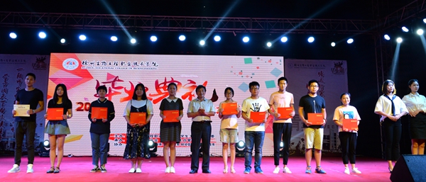 秦越華副院長(zhǎng)為2017屆優(yōu)秀畢業(yè)設(shè)計(jì)（論文）獲得者代表頒獎(jiǎng)