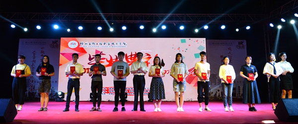 蔣留生院長(zhǎng)為2017屆校友聯(lián)絡(luò)員代表頒發(fā)聘書